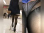 驚異的美脚黒スト美女の白パンティ