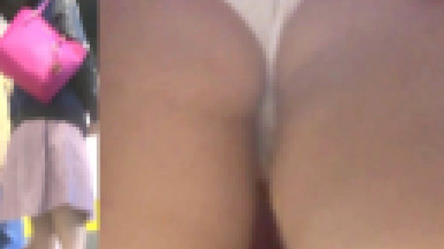 パンチラ盗撮 OLさん 白パンツが尻に食い込み