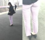 ワレメのクイコミが凄いピンクパンツの美人OLさん