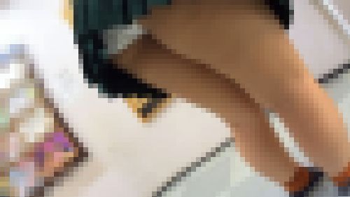 神カワ女子大生パンチラ 白パンティ喰い込み+ムチムチ太もも