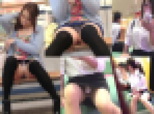２人収録！最後にバレた?大開脚で白P丸見えニーハイ娘&就活中女子のスト越し透けP堪能極上対面パンチラ～FHD動