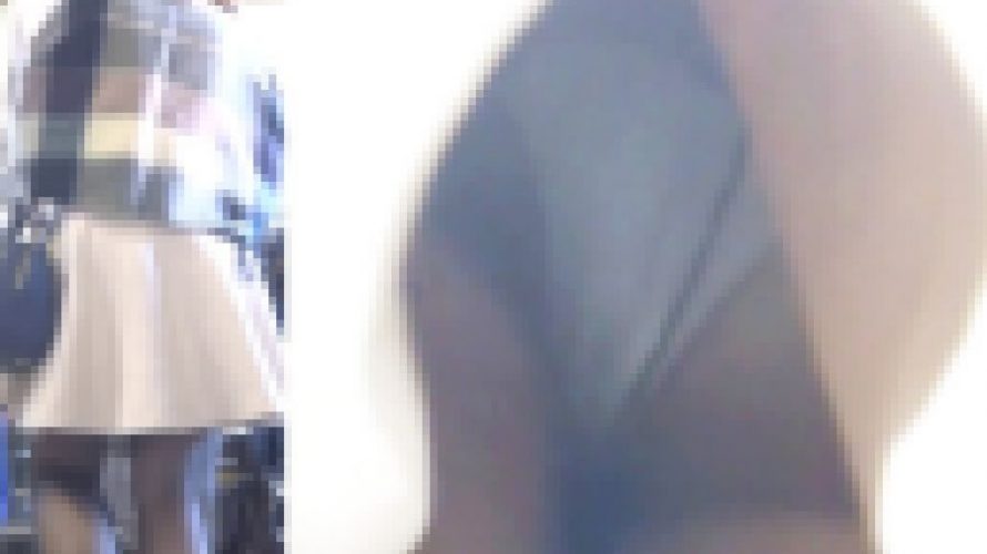 パンチラ盗撮 OLさん 白パンツを黒パンストの中に発見