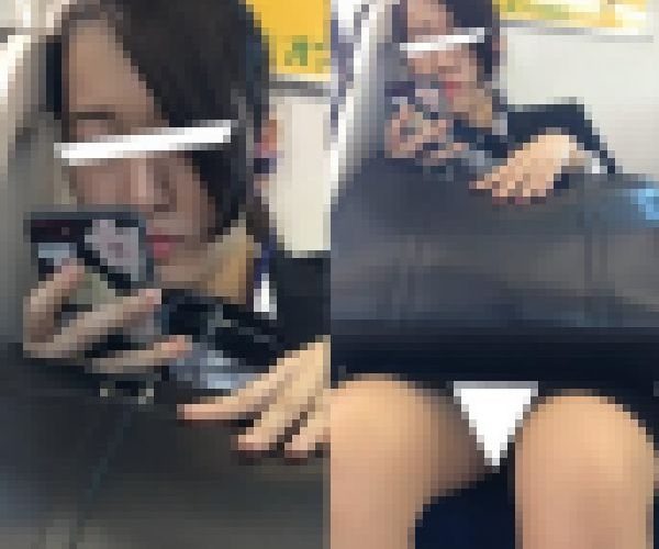 (電車対面）(顔出し）リクルートスーツなのに…ミニタイト…厭らしくパンストあんよをひらいちゃった女子大生さんを観察してみました!