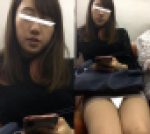 (電車対面）(顔出し）ミニタイトでパンストあんよをむき出しにして…可愛い悩ましい表情を見せつけてくれた女子大生さんを観察してみま