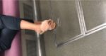 電車対面で脚のつま先を観察する