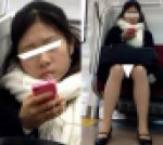 (電車対面）(顔出し）もふもふの暖かそうなマフラーを巻いたリクルートスーツ女子大生さんの…無防備なお姿を観察してみました!!