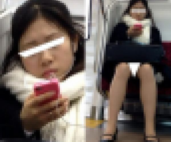 (電車対面）(顔出し）もふもふの暖かそうなマフラーを巻いたリクルートスーツ女子大生さんの…無防備なお姿を観察してみました!!