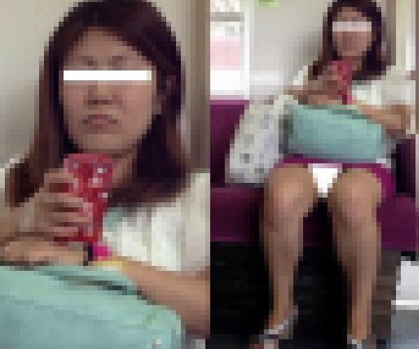 (電車対面）(顔出し）ミニタイトから…むっちり実っちゃった生足あんよをむき出しにしてくぱぁ～っとひらくおねいさんを観察してみまし