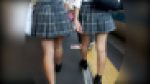 座ると限界まであらわになる太もも