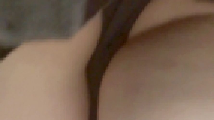 パンチラ盗撮 女子大生 黒パンツが尻に食い込み気味