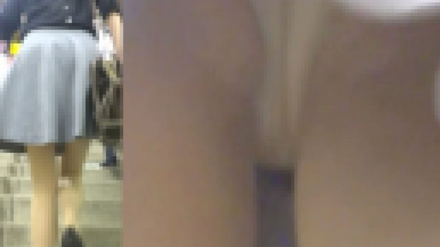 パンチラ盗撮 OLさん 白パンツがパンストの中にモロ見え