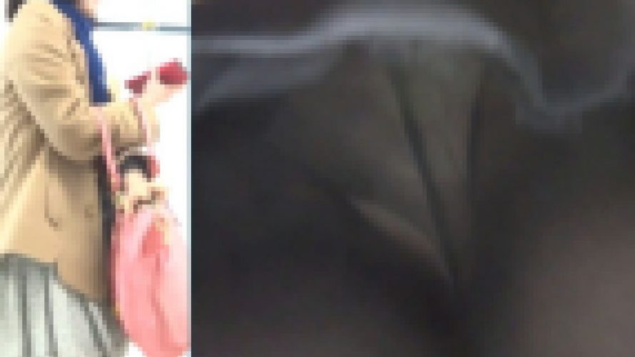 [★顔出し]パンチラ盗撮 かわいいOLさん 黒パンストの中の白パンツに超接近