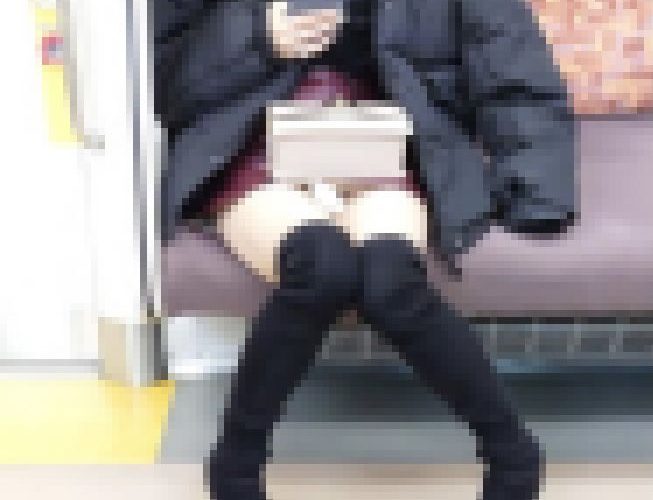 電車対面　ミニスカギャル②