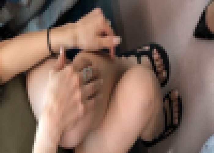 ギャル様の極上な生足を目の前で…