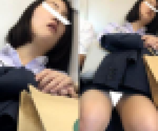 (電車対面）(顔出し)破廉恥なOLさん…上のお口も…下のお口も…くぱぁ～っとゆるゆるに緩んじゃった無防備なお姿を観察してみました