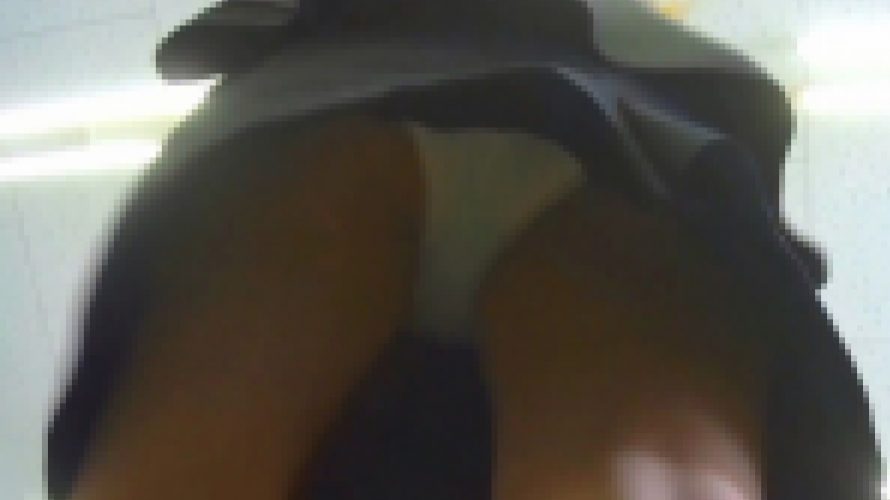 昼休みOLパンチラレジ待ち中に後ろから逆さ撮り【動画】ヤバッち 003
