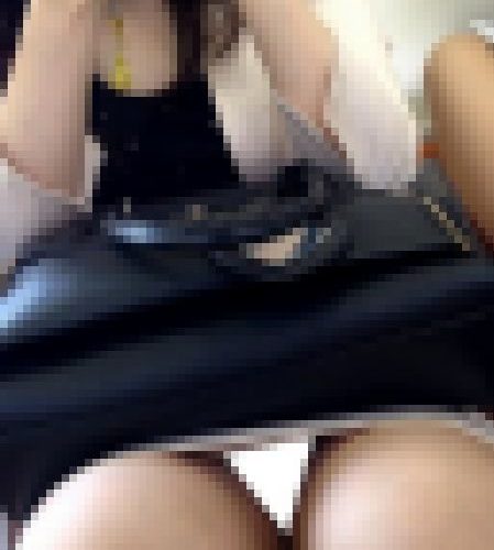 (電車対面）(顔出し)春らしいライトピンクのスーツをお召になったOLさん…ミニタイトの▼ぞーん…その奥の○んてぃに迫ってみました