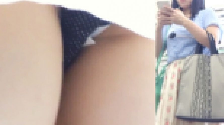[★新作][★顔出し]パンチラ盗撮 OLさん 黒地に白の水玉パンツを接近撮影 ナプキン付き