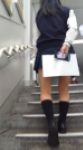 こちらを睨む対面JK