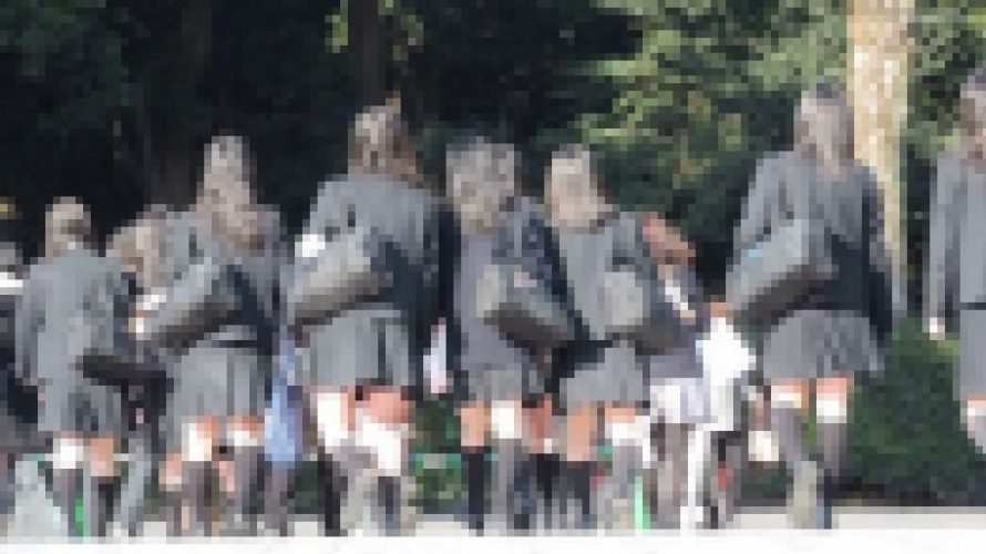 制服黒髪JK集団！大人数のJKが揃って歩く通学中を撮影【動画】街撮り編 1015と1004セット販売