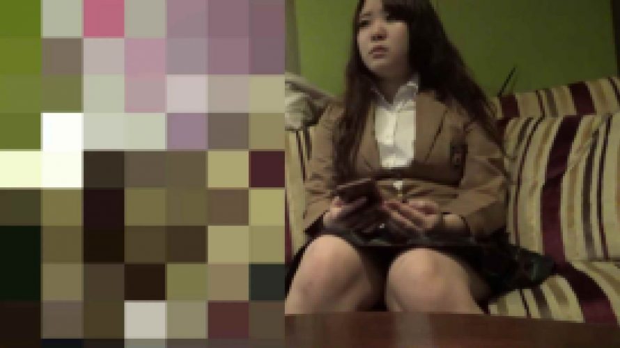 後輩のJK友達を自宅に招きパンチラ隠し撮り★