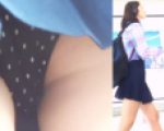 [★顔出し]パンチラ盗撮 女子大生 超ミニスカから黒地に白の水玉パンツ丸見え