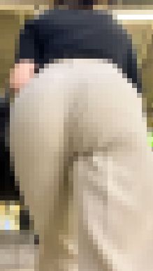 お姉さんの後ろ姿 １８７　迫力の爆尻　階段上り　ベージュパン　追跡　パンツ