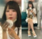 真夏の電車で美脚を組んでリラックスする可愛すぎる女子大生