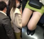 押しつけ痴漢に狙われた生足美脚のミニスカお姉さん