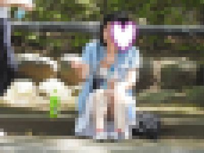 お座りお姉さん発見！！（ＦＨＤ）大変です！！パンツが見えてますよ５２
