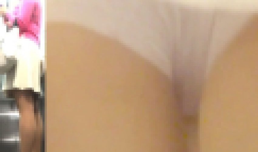 パンチラ盗撮 OLさん 白パンツに背後から接近撮影