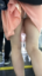 スカートがずり上がってるお嬢さん♪