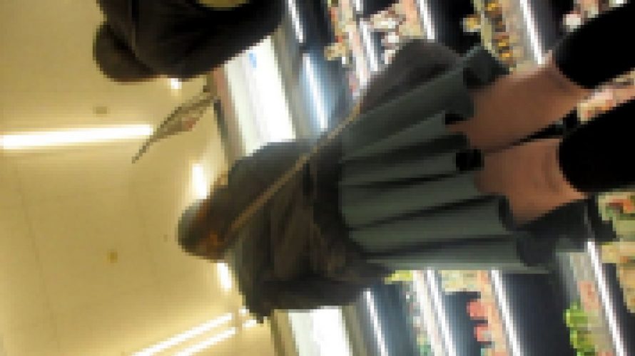 Upskirts(36)御主人、奥さんのスカートの中頂きます編他