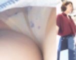 [★新作][★顔出し]パンチラ盗撮 女子大生 白い柄パンツに接近して撮影 股を開いたデニムミニスカートの中を強襲