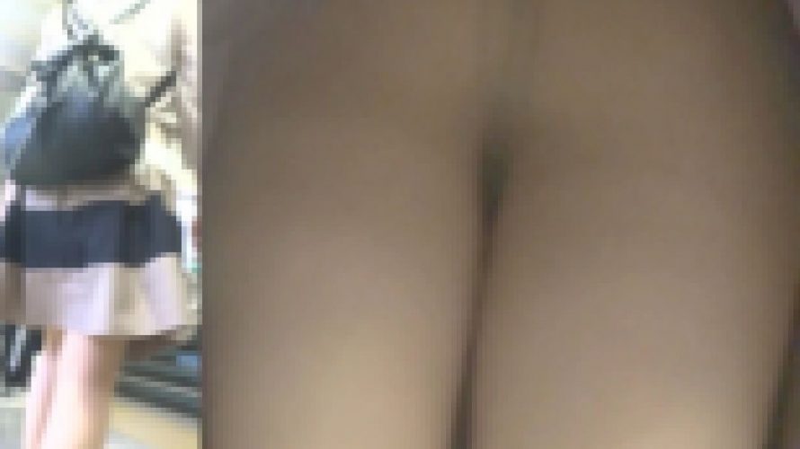 パンチラ盗撮 女子大生 ノーパン？Tバック？お尻が丸見え
