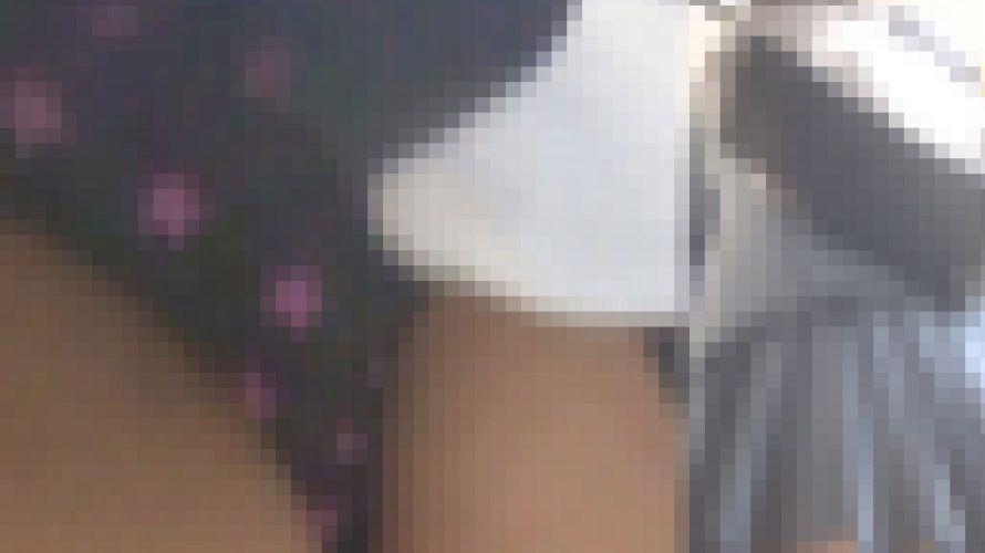 パンチラ盗撮 制服女子 ピンクの星柄の黒パンツが丸見え