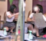 バレたのに・・・パンティ見せつけ娘さん　やっぱりマン防しない