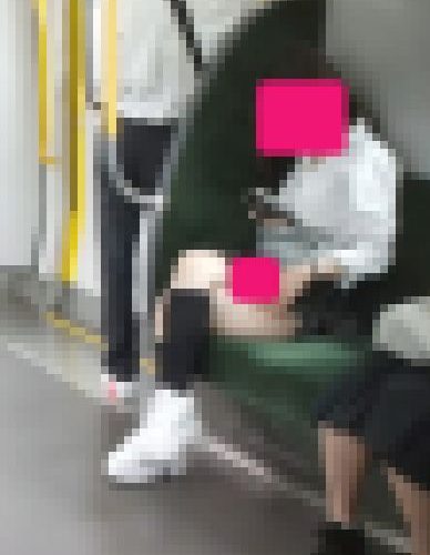 色白JK　汗を太ももで拭く