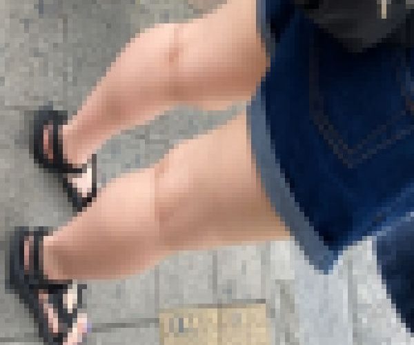 若い娘の生足　太もも　追跡