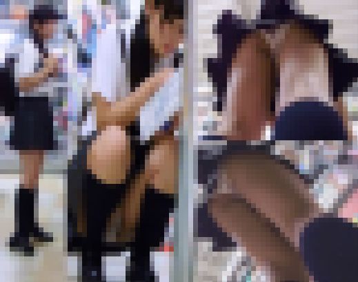 黒髪ロリ系女子の食い込む白テカPを前、後ろからじっくり覗き見