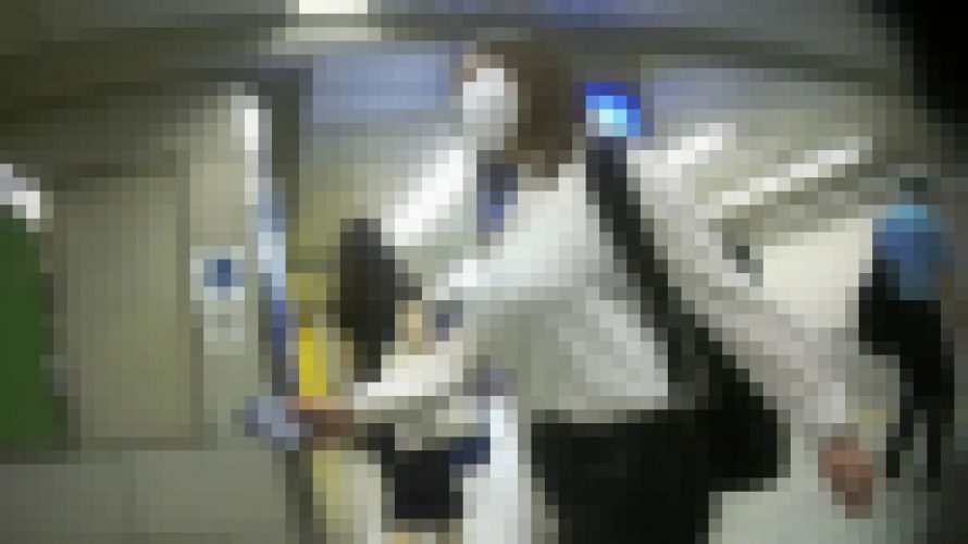 肩こりがひどそうな爆乳OL