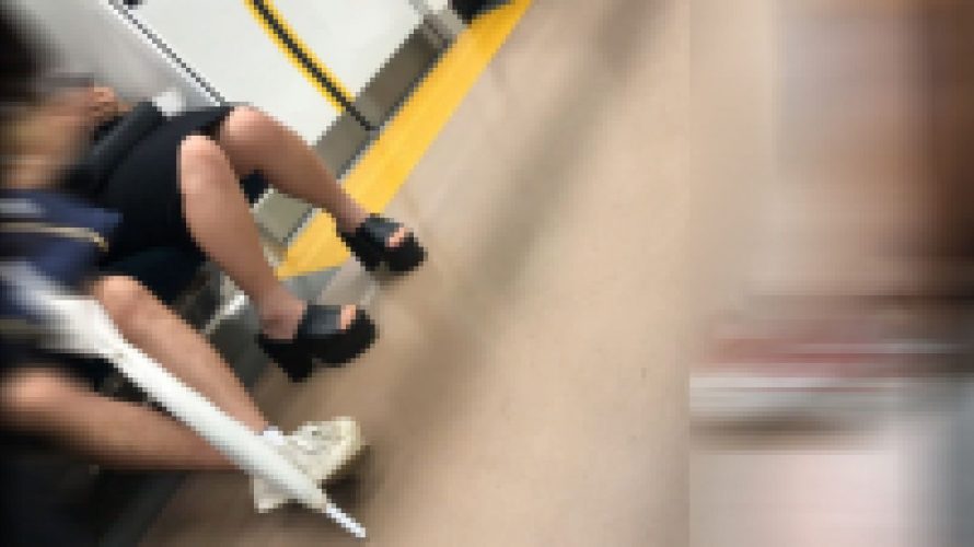 【電車対面】ギャルの生足は電車内だと目立つ 3