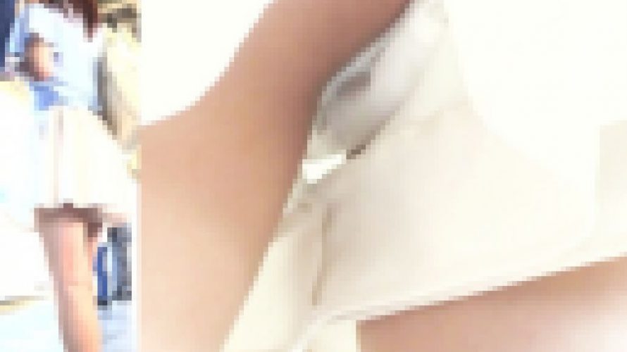 パンチラ盗撮 モデル系OLさん キュロットの股間に見えた白パンツ