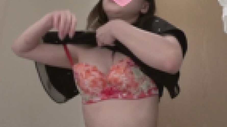 脱衣所を隠し撮り！実家にお泊まりに来た妹の友達女子大生激カワ美乳【動画】いけないお兄ちゃん vol.1とvol.3セット販売