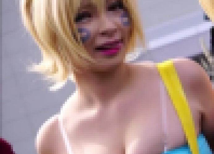 巨乳コスプレイヤー・こぼれ落ちそうなお胸