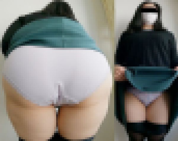 【ワンコイン人妻パンチラ】幼稚園の隣の喫茶店で必死に勉強する処女の臨時講師おばさん