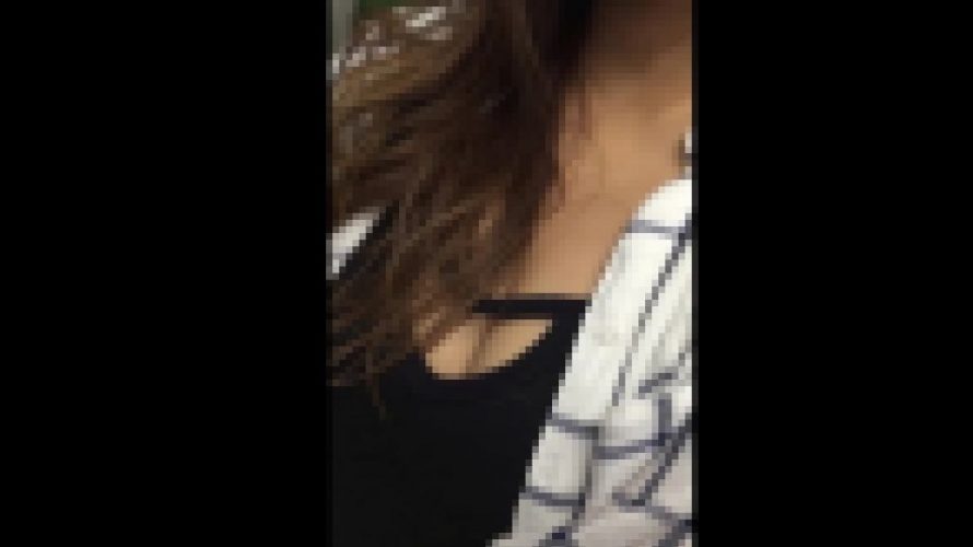 巨乳ギャルの谷間胸チラ