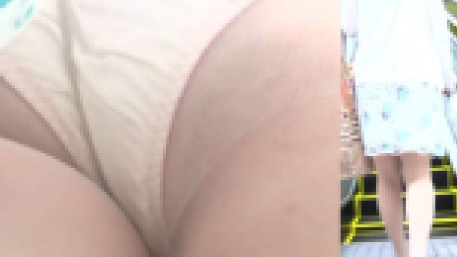 パンチラ盗撮 OLさん 白パンツに超接近 風チラで丸見え