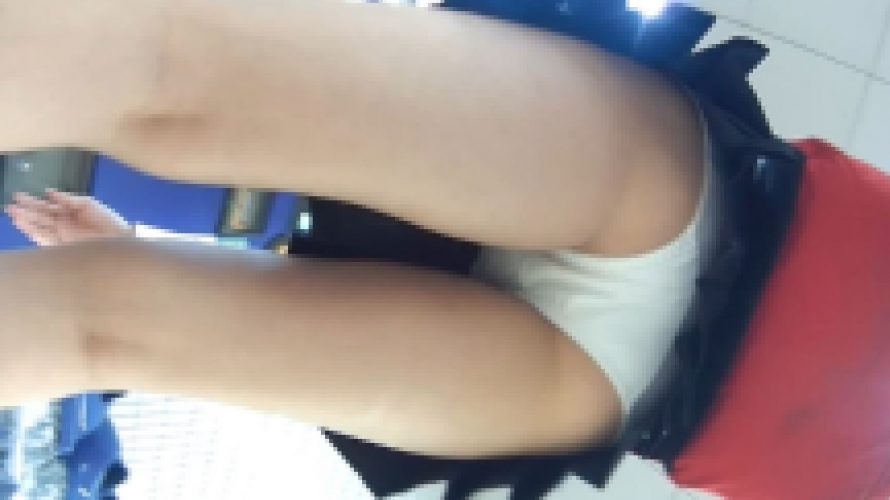 【制服ローアングル】純白パンツ丸見えで歩く学生ちゃん