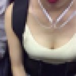 巨乳谷間女子大生と買い物した時の動画